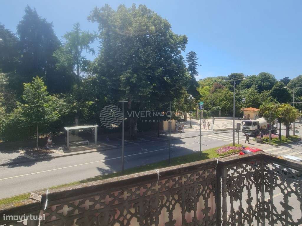 Prédio com 3 pisos, terraço e logradouro, em frente ao Palácio de C... - Grande imagem: 3/28