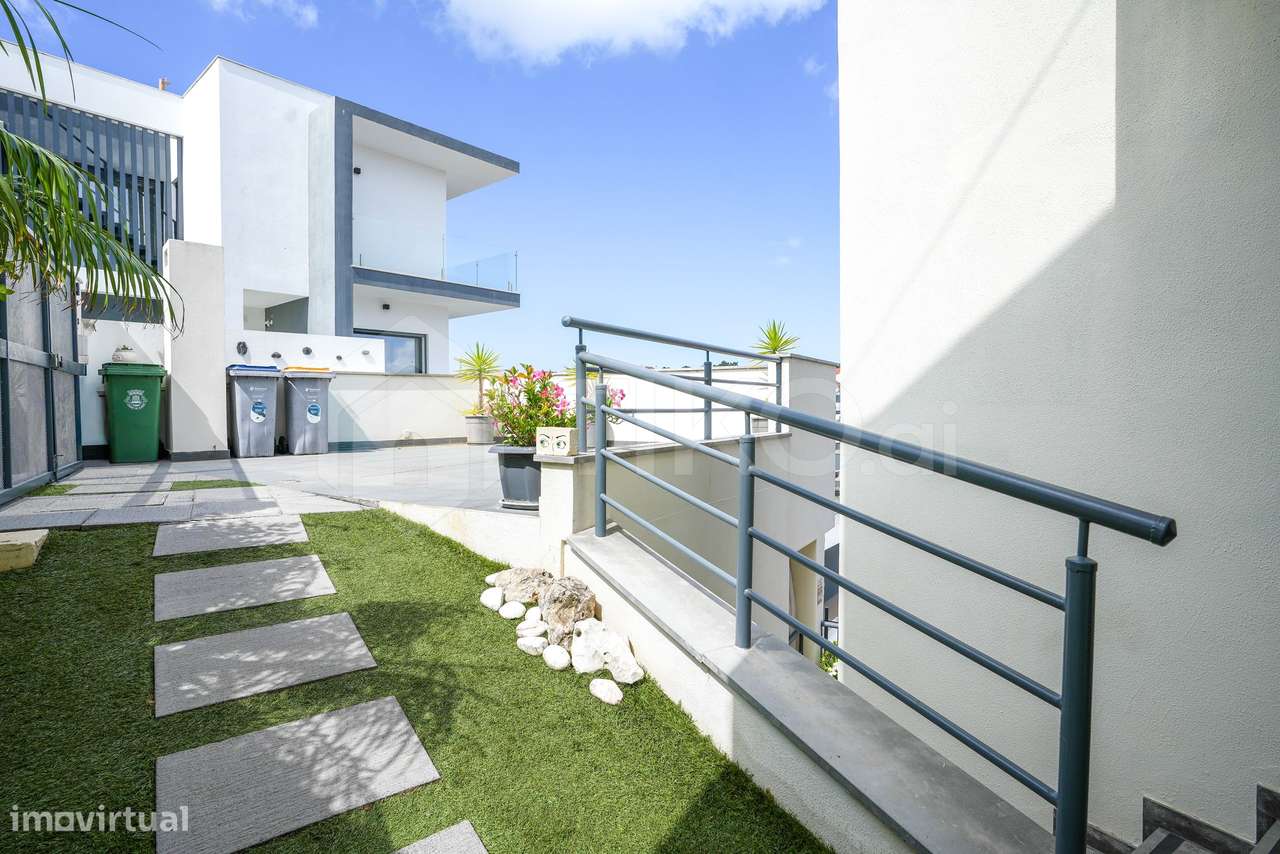 MORADIA T3 COM PISCINA, CONSTRUÇÃO ANTISSÍSMICA, ISOLAMENTO PREMIUM E-47