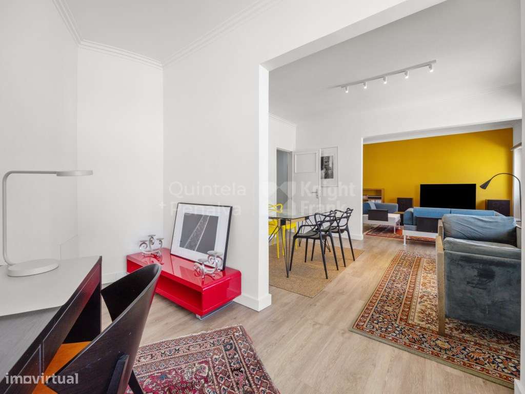 Apartamento T2 renovado com varanda em Arroios-2