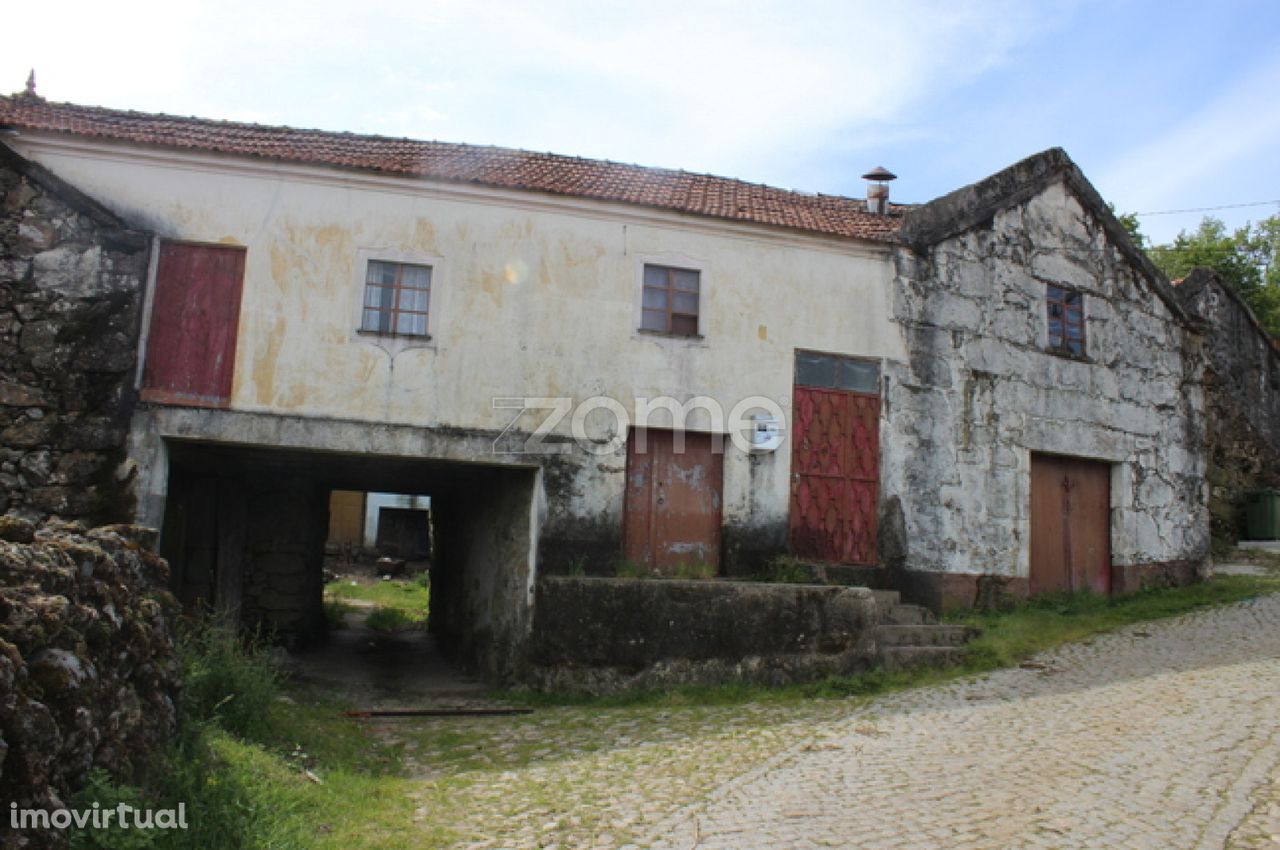 Moradia para restauro, em Fiães do rio, Montalegre