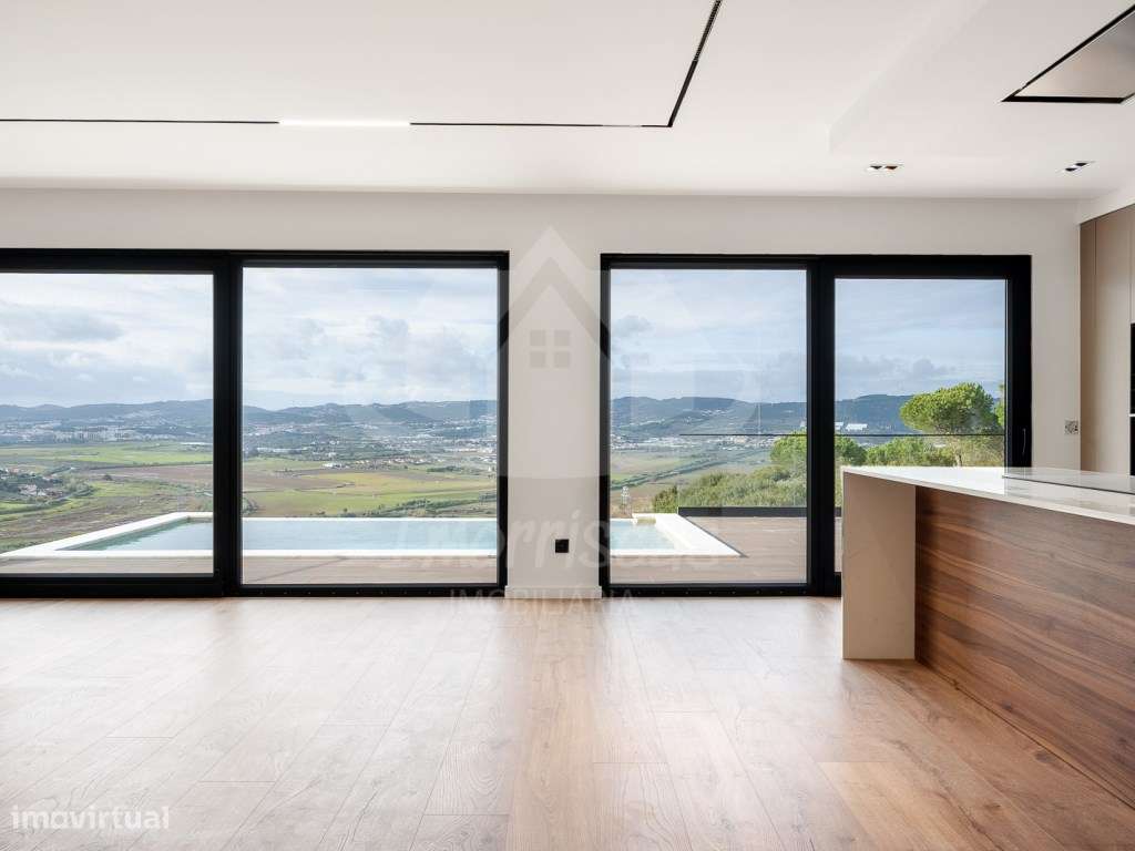 Moradia T4 com piscina e vista panorâmica em São João da Talha-2