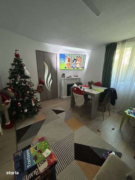 Vand apartament 3 camere, cu foisor, magazie, curte proprie