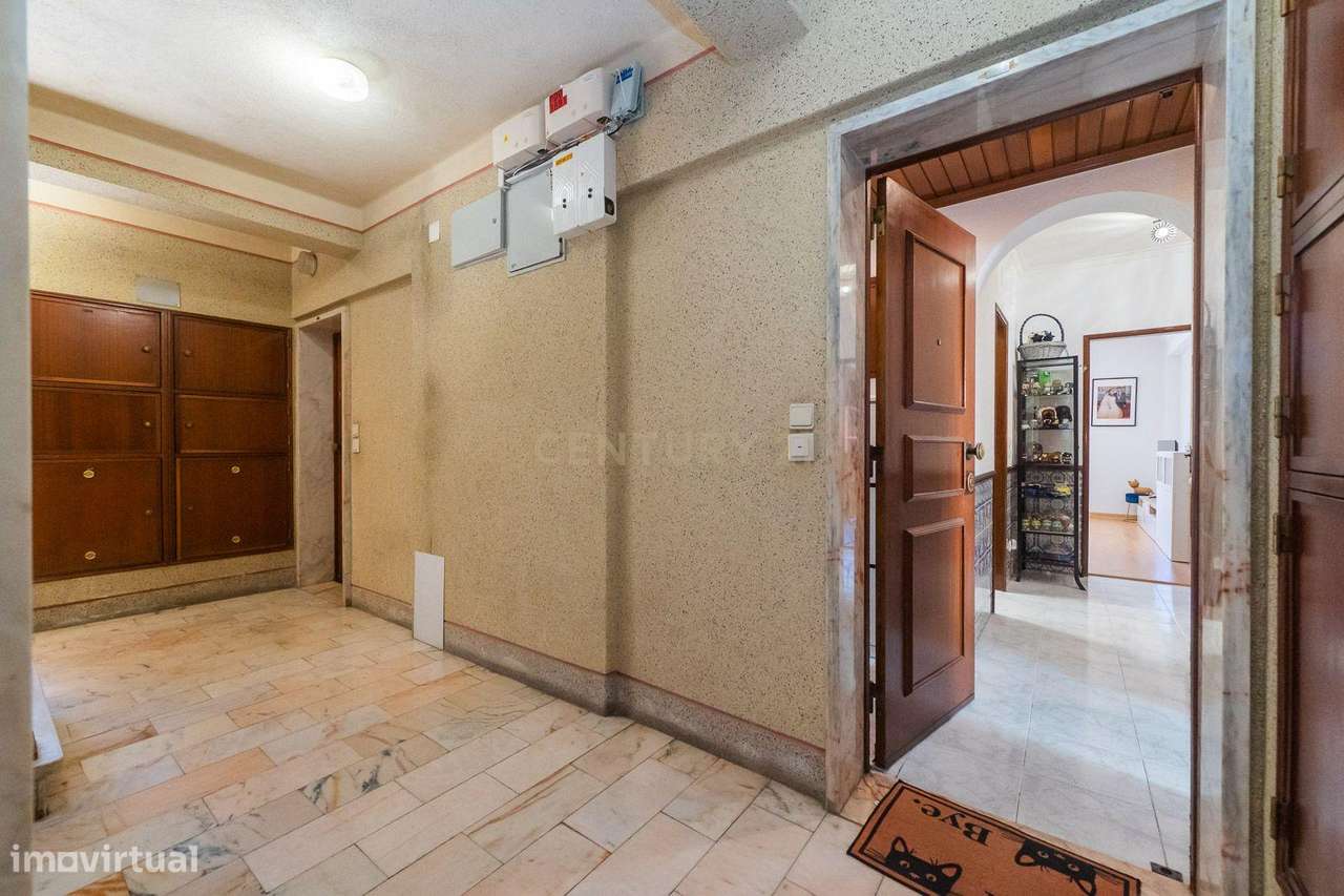 Apartamento T2 em bom estado, parcialmente remodelado-32