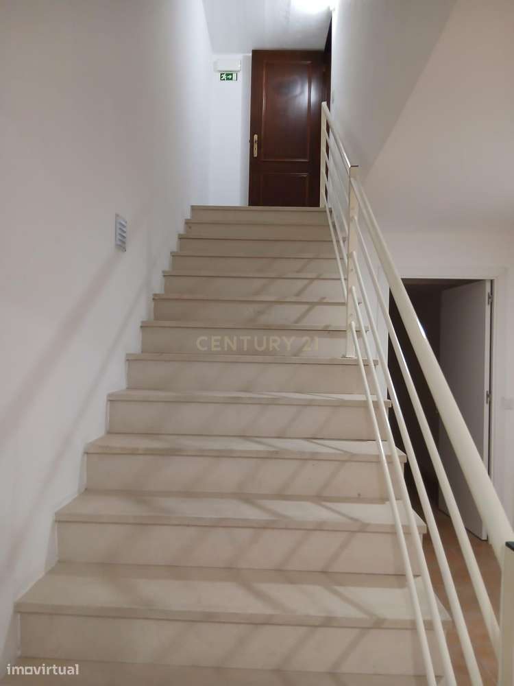 Escritório/ Apartamento T4 no centro da Marinha Grande-6