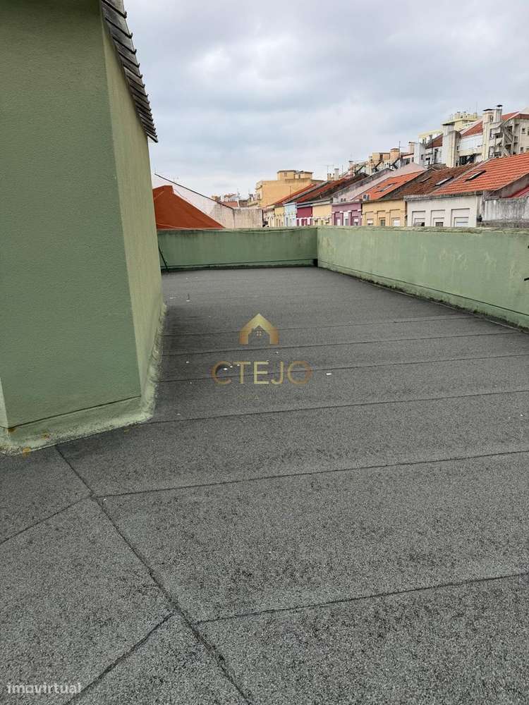 Apartamento T3 com vistas urbanas em Penha de França, Lisboa-13