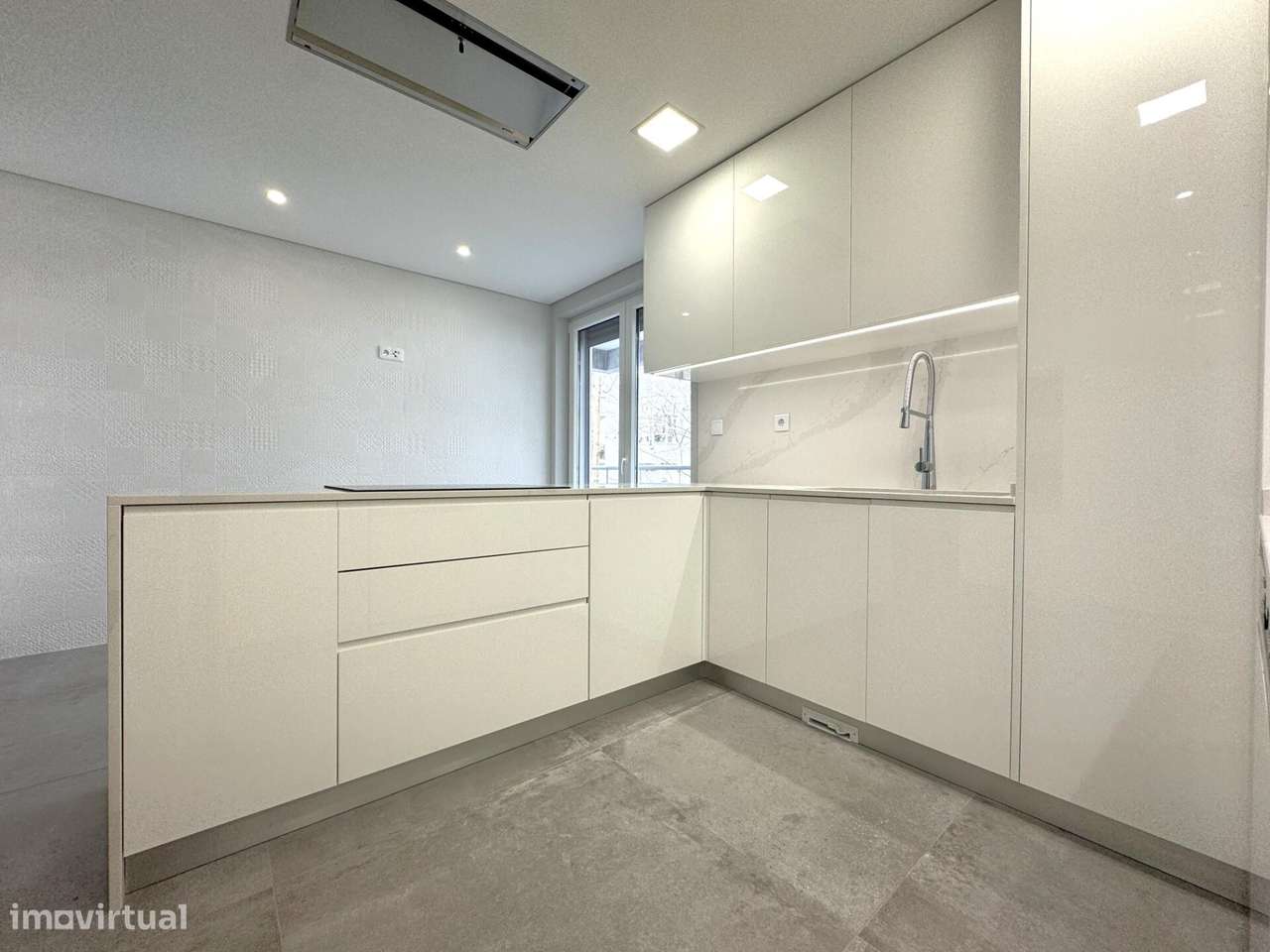 Apartamento T3 novo com estacionamento no centro de Carcavelos-11