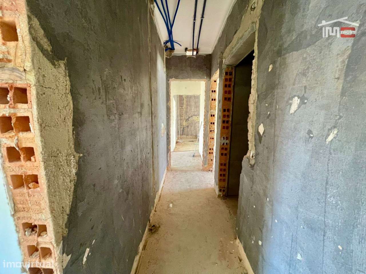 T3 Totalmente Remodelado com Suite e Varanda no Alto do Seixalinho-18