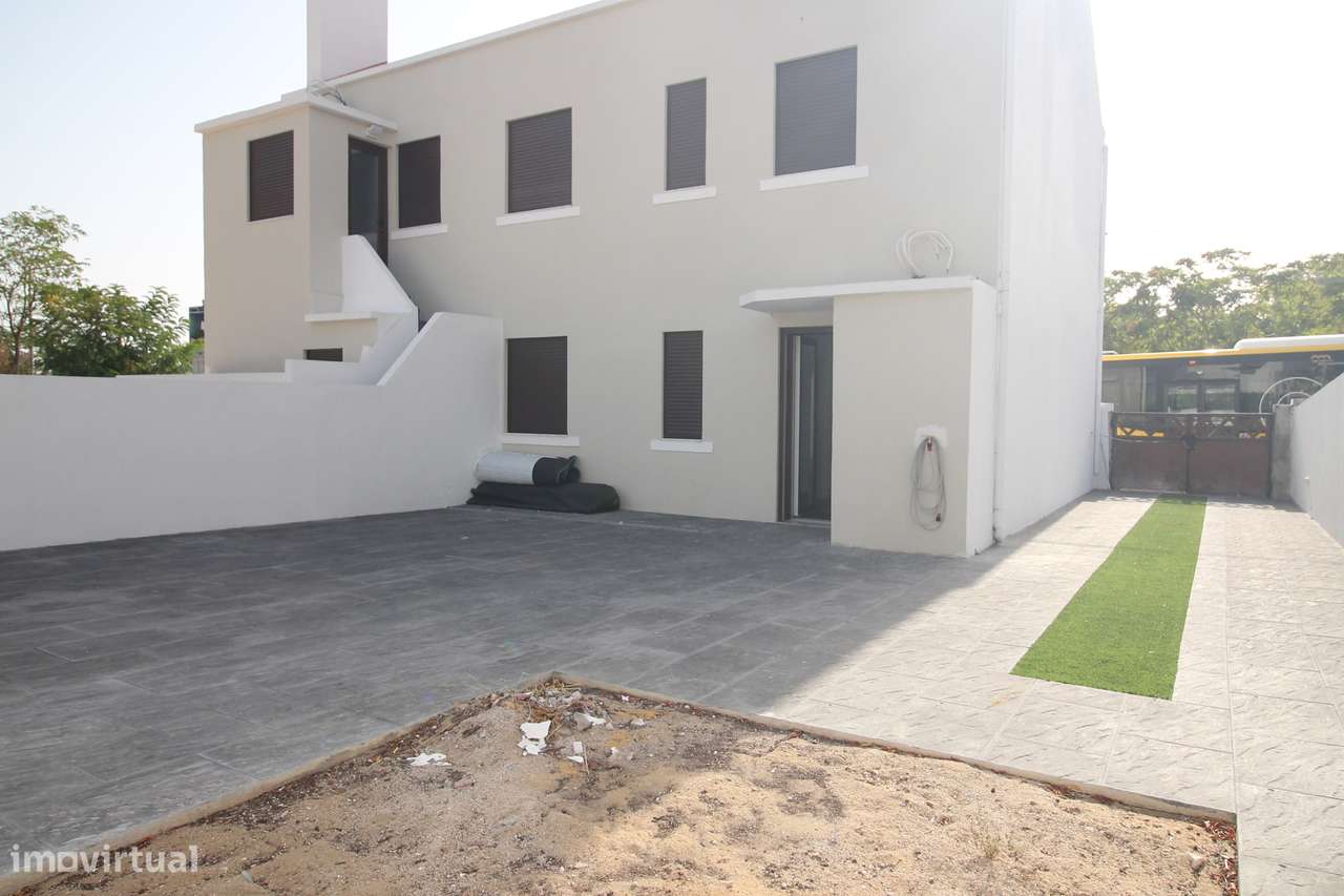 Rc de moradia com Quintal e estacionamento no Seixal-43