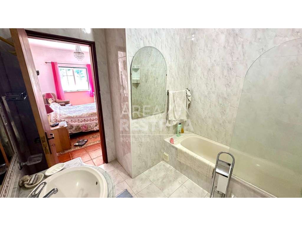 Moradia T3 em Banda - Churrasqueira, anexo e potencial para piscina...-7