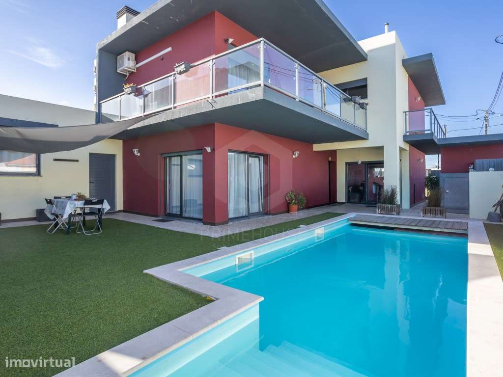 Moradia Isolada T4 com Piscina, Garagem e Acabamentos Premium-5