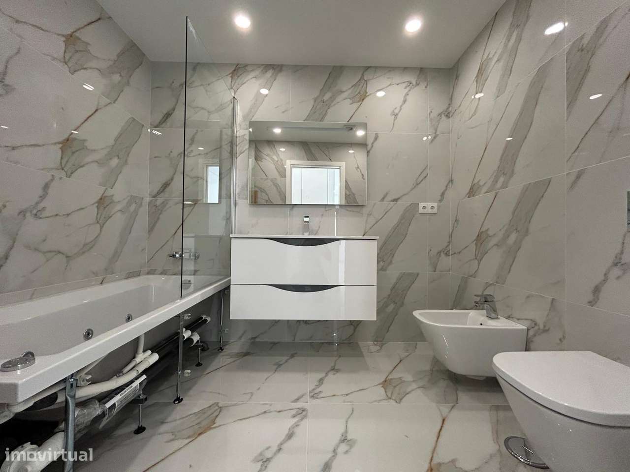 Apartamento T2 Novo com Varanda e Elevador-0