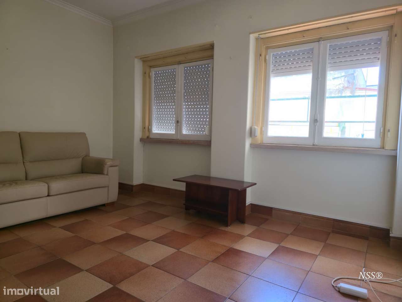 Apartamento T2 com quintal e anexo na Amadora-5
