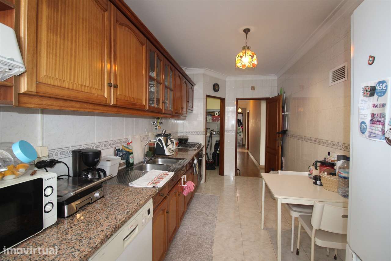 Apartamento T2 / Varandas / Garagem / Sótão / Gândara dos Olivais / Le - Grande imagem: 4/23