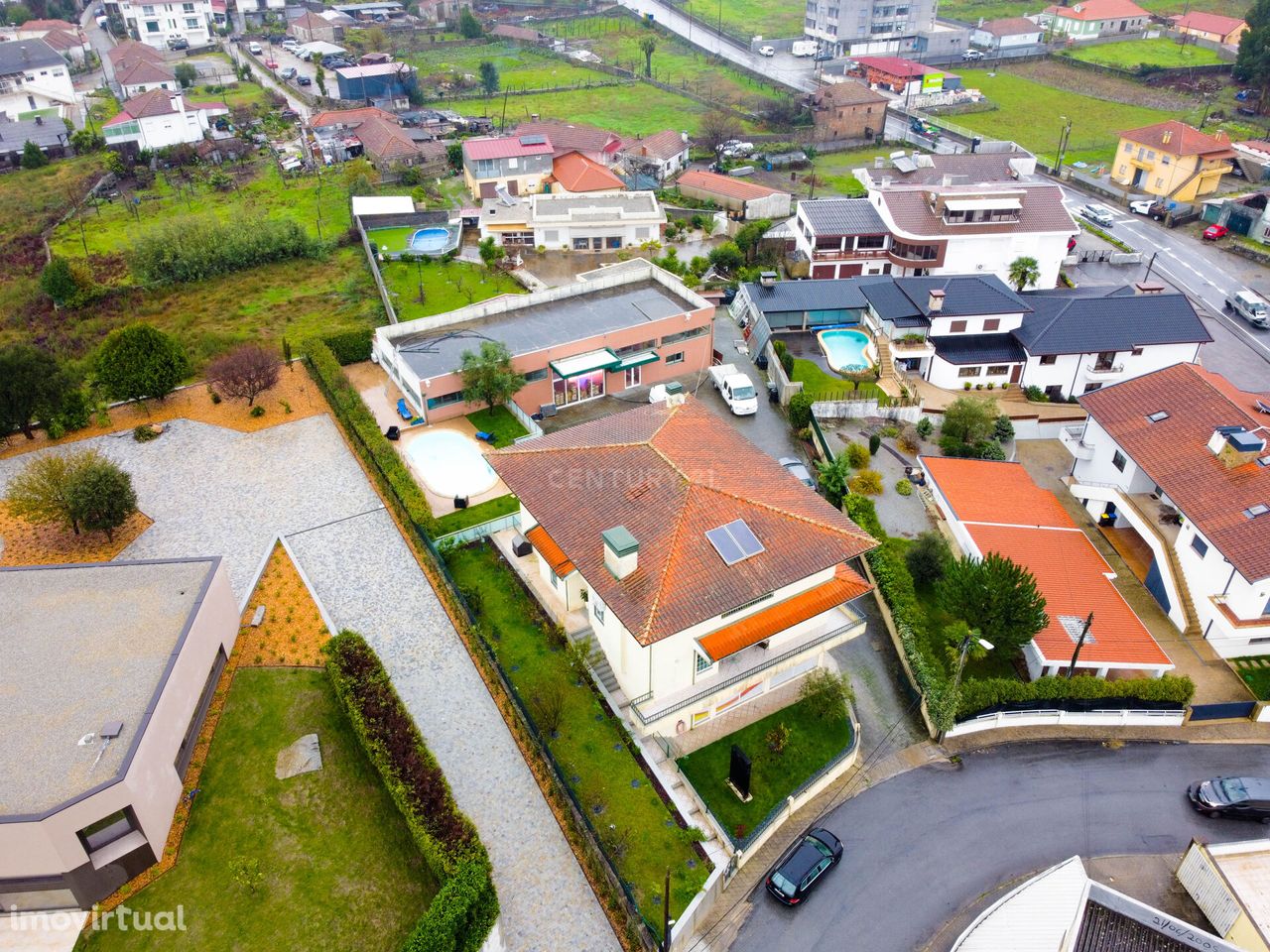 Moradia T5 com piscina, Loja comercial e armazém - Meixomil, Paços de