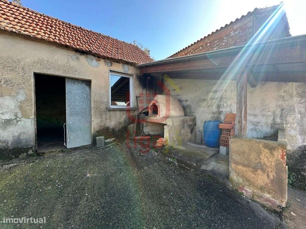 Moradia T2 com Terreno e Anexos - Ourém!-18