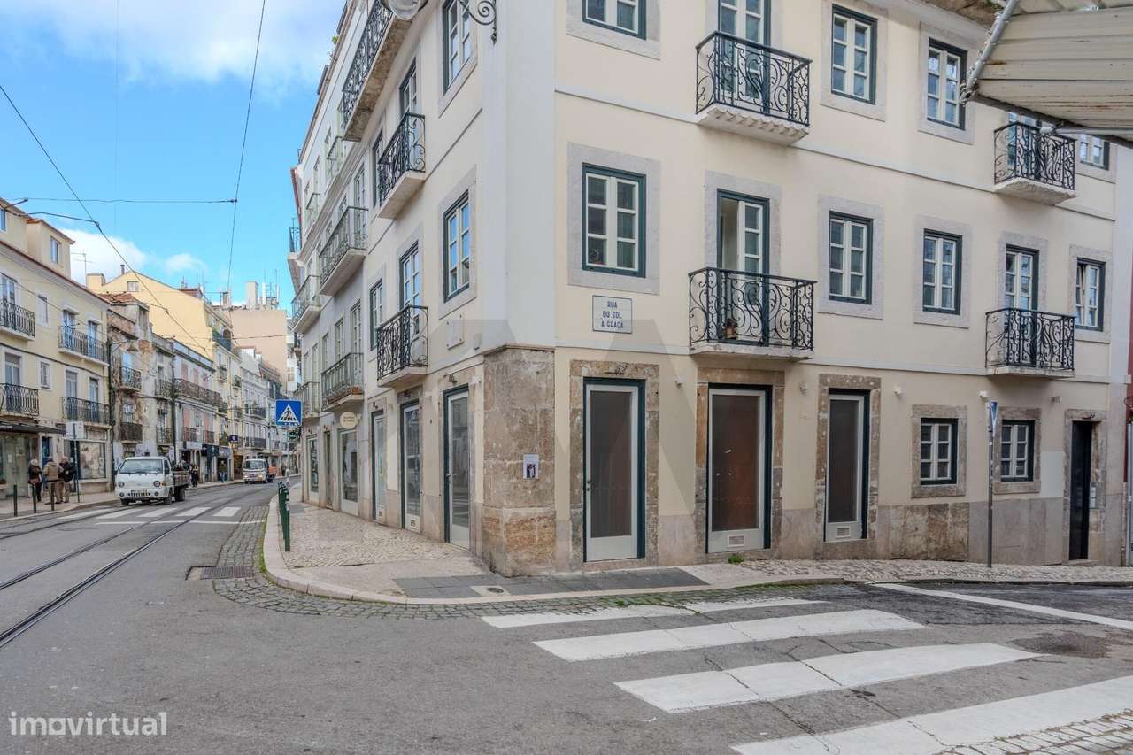 Arrendamento - Graça | T2  junto aos Miradouros em prédio com elevador - Grande imagem: 2/40