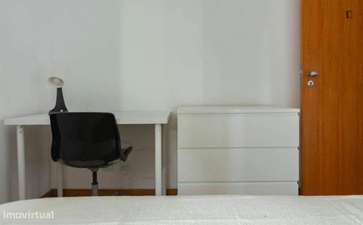 Quarto - localizado em Massarelos Porto - Grande imagem: 3/10