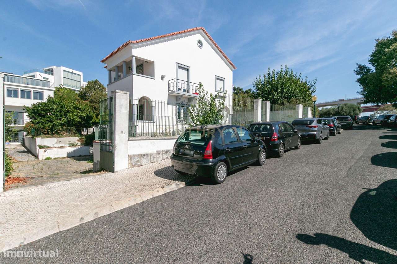 Terreno de 956m2 com duas moradias em Alcântara, Lisboa, uma T4 e T3-13