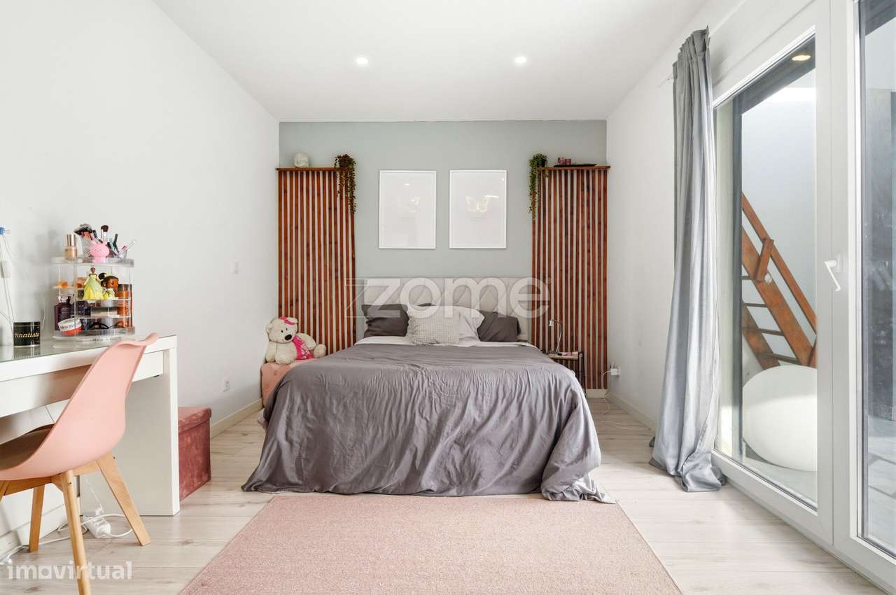 Moradia T5 localizada em Ramada, Odivelas-23