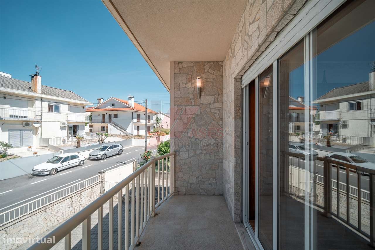 Moradia Espaçosa com 3 Habitações Independentes, Garagens e Terreno –-16