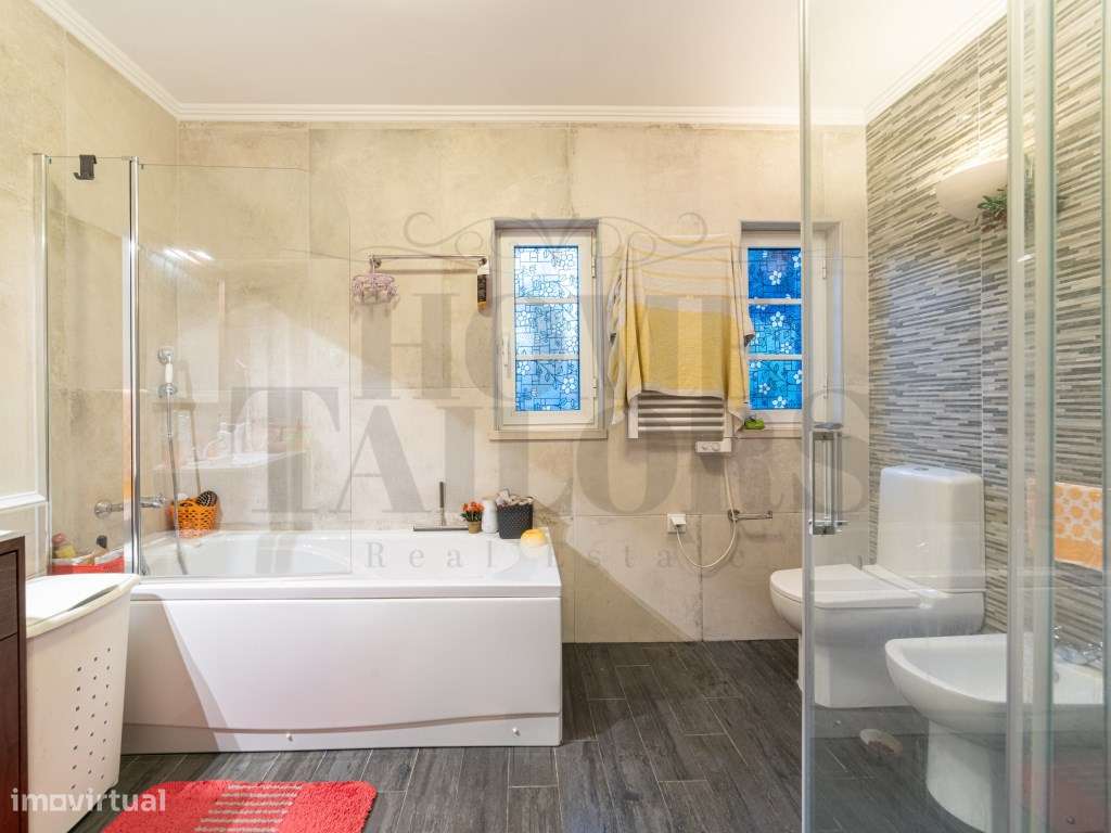 Refúgio de Elegância na Margem Sul: Moradia Única na Verdizela-25