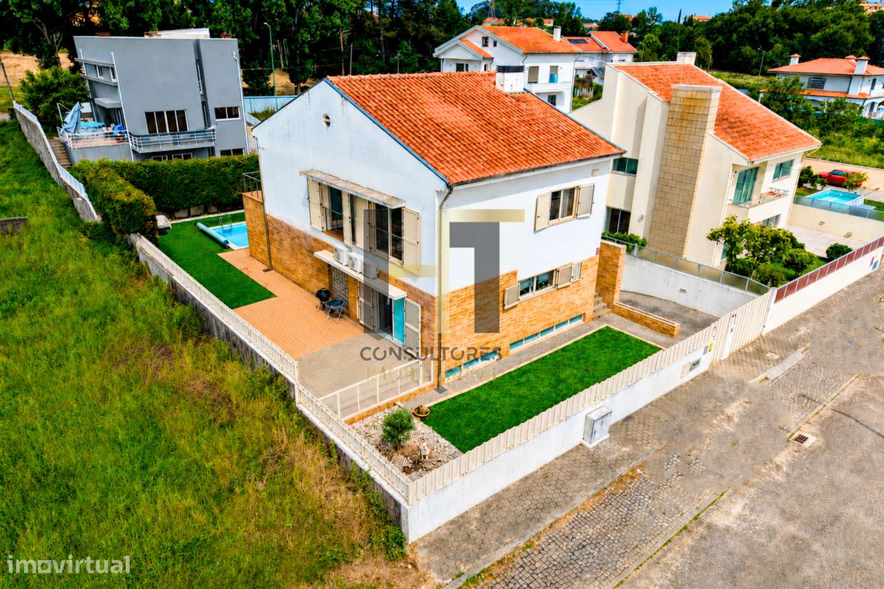 Moradia T3 | 4 Frentes | Piscina, Suite c/ Closet, Garagem 3 Carros |-54