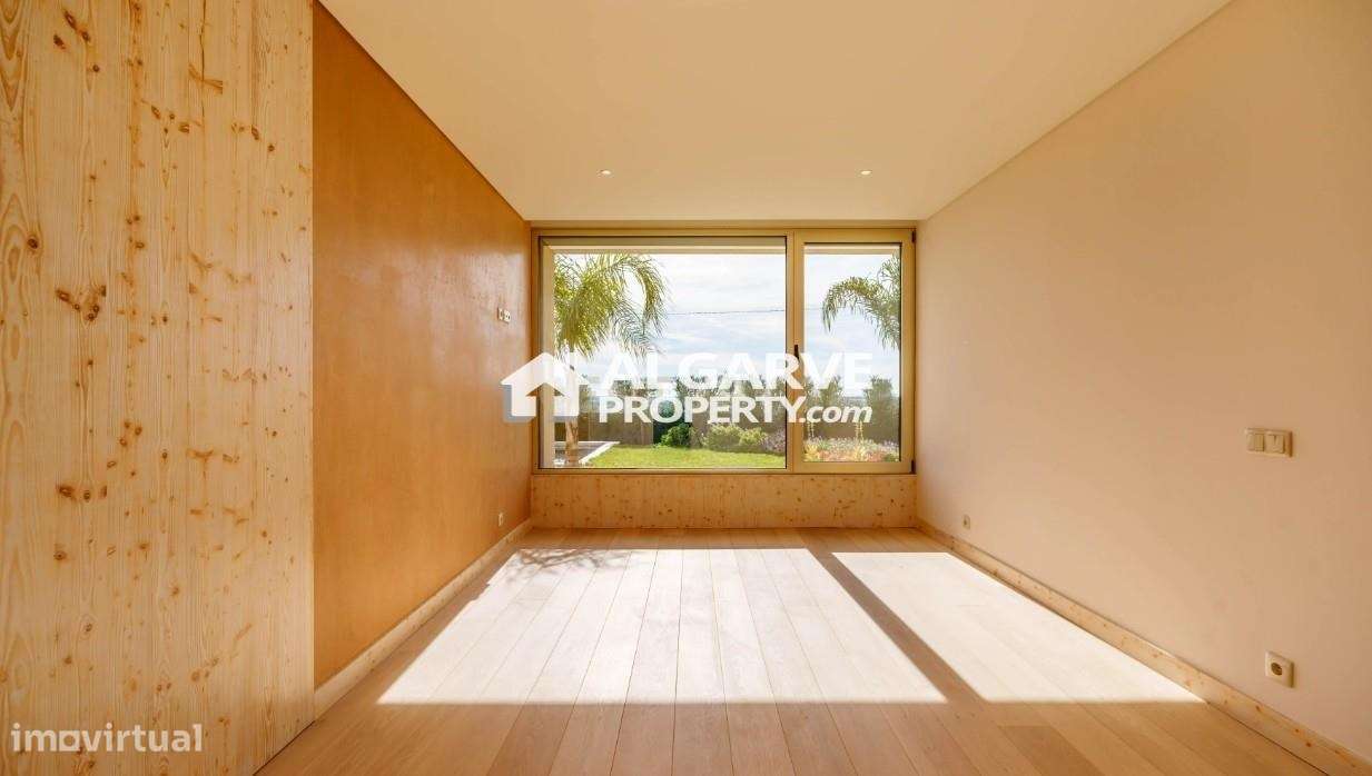 Moradia Térrea T4 no Algarve com Piscina, Vista Panorâmica e Elevada E - Grande imagem: 5/9