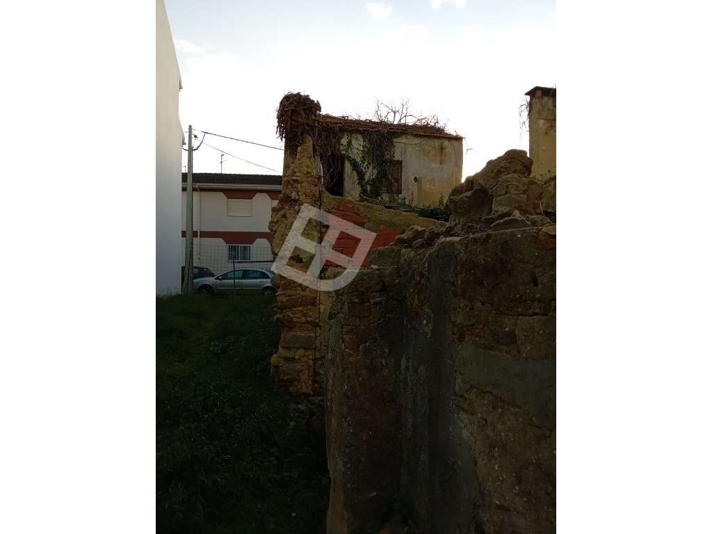 Moradia T2 para reabilitar - Localizada em Esgueira - Aveiro - Grande imagem: 4/20