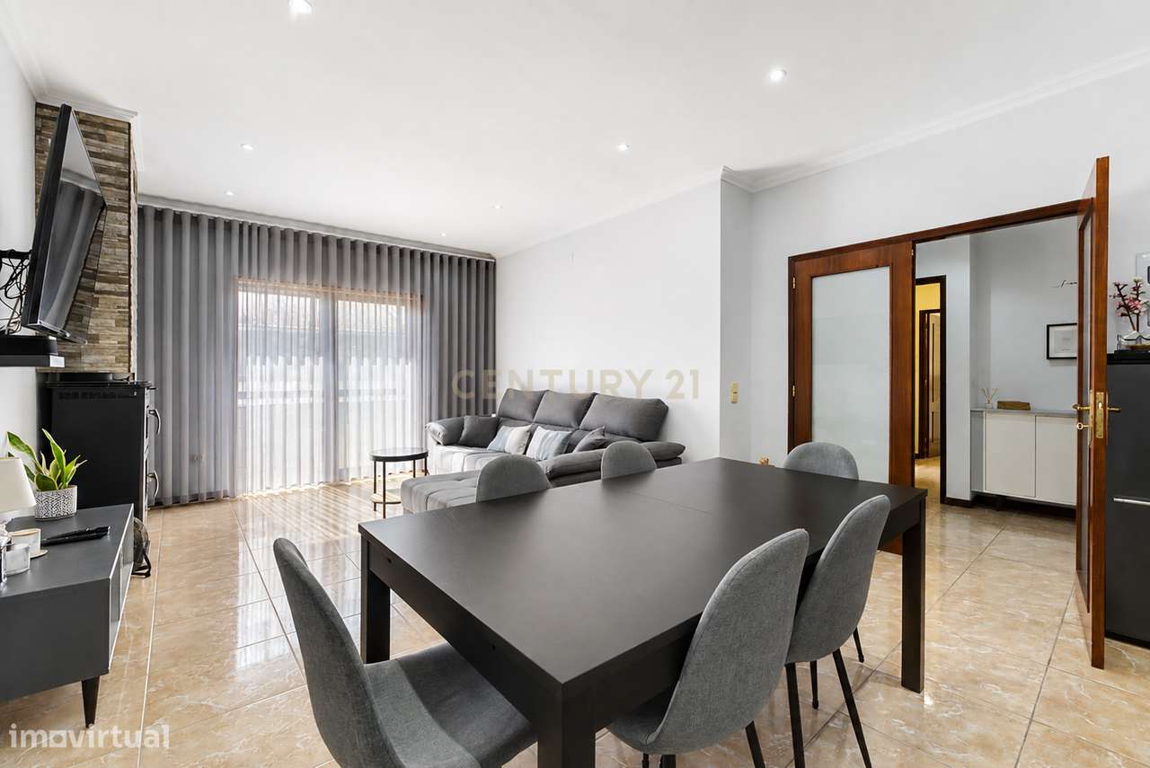 Apartamento T2 em Vila Nova de Gaia com Garagem e Elevador-11