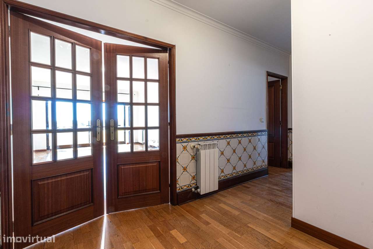 Apartamento T2 com varanda, garagem e elevador - Grande imagem: 3/41