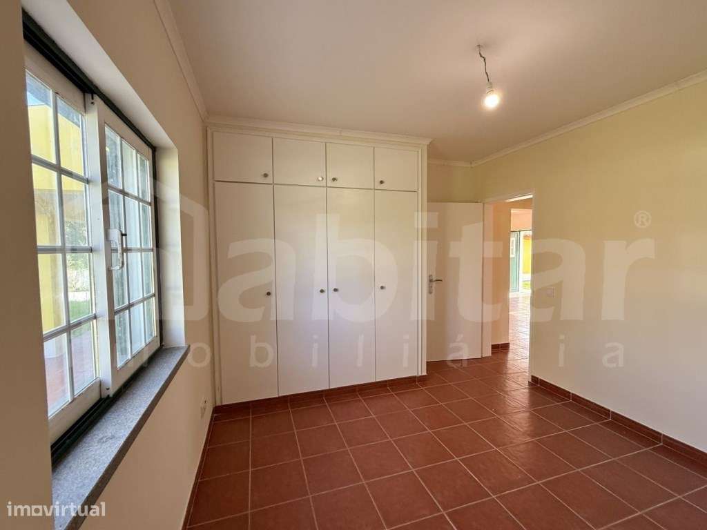 Moradia com Garagem, Piscina e Jardim - Excelente Oportunidade!-13