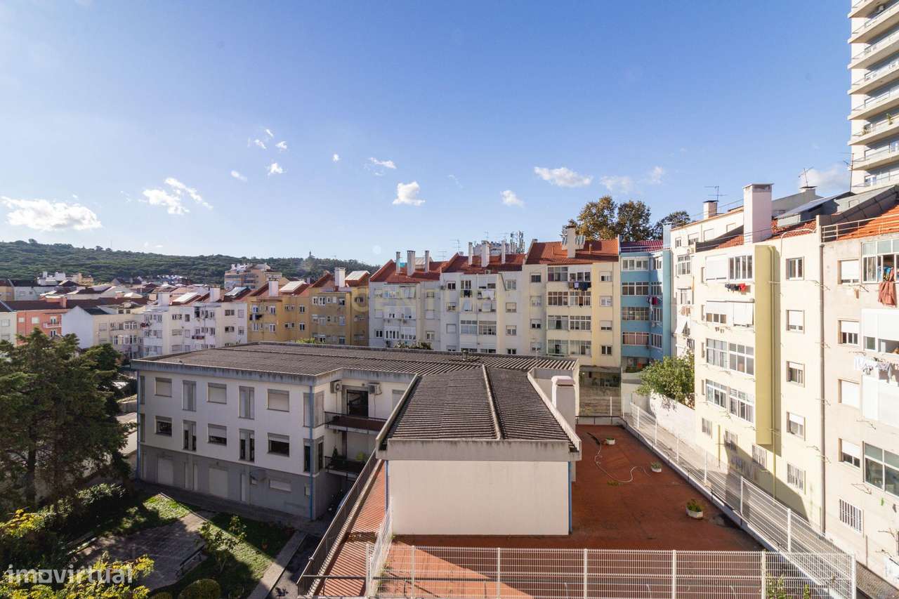 Fantástico T2 com ótimas varandas-9