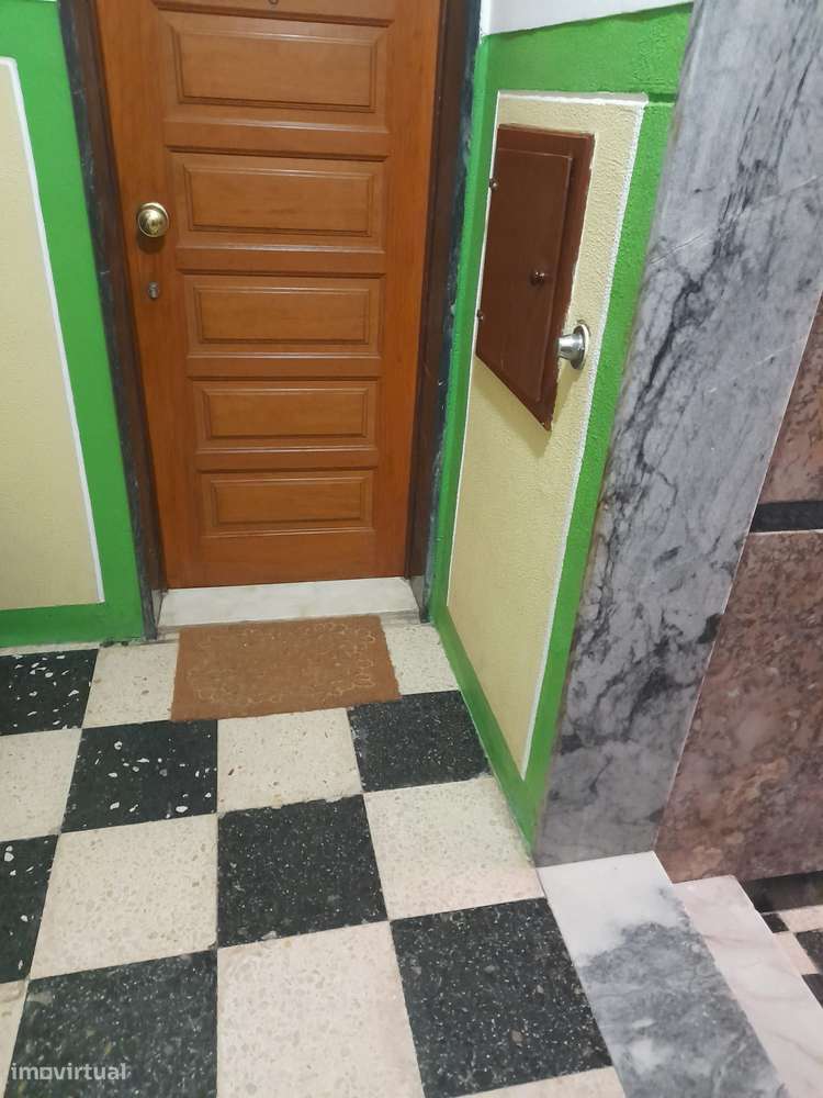 T2 com cozinha separada e gás natural no Barreiro-12