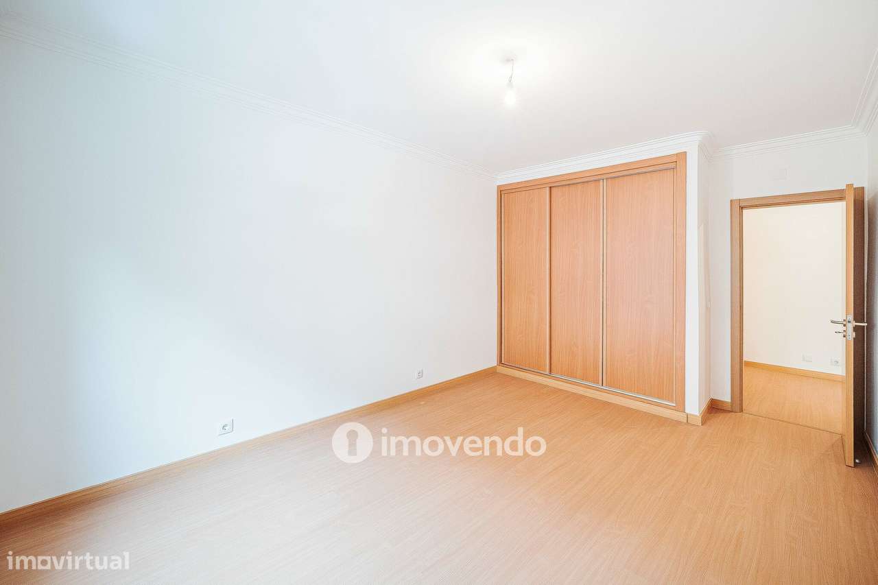 Apartamento T3, com terraço e arrecadação, em Mem Martins-32