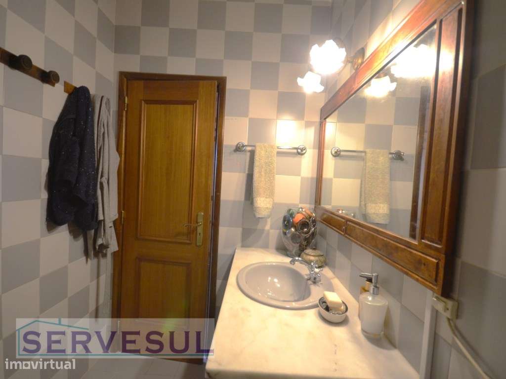 Excelente Oportunidade de Investimento! 1º Andar Duplex de uma Casa...-23