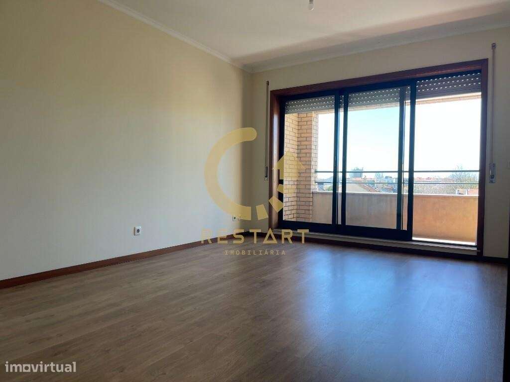 APT T2+1 com 2 varandas, cozinha equipada, suíte, lugar de estacioname - Grande imagem: 5/35