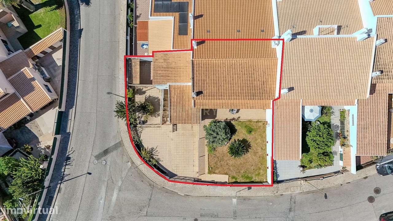 Moradia T2 Geminada C/ 2 Apartamentos Independentes e 238 M2 de Área E-50