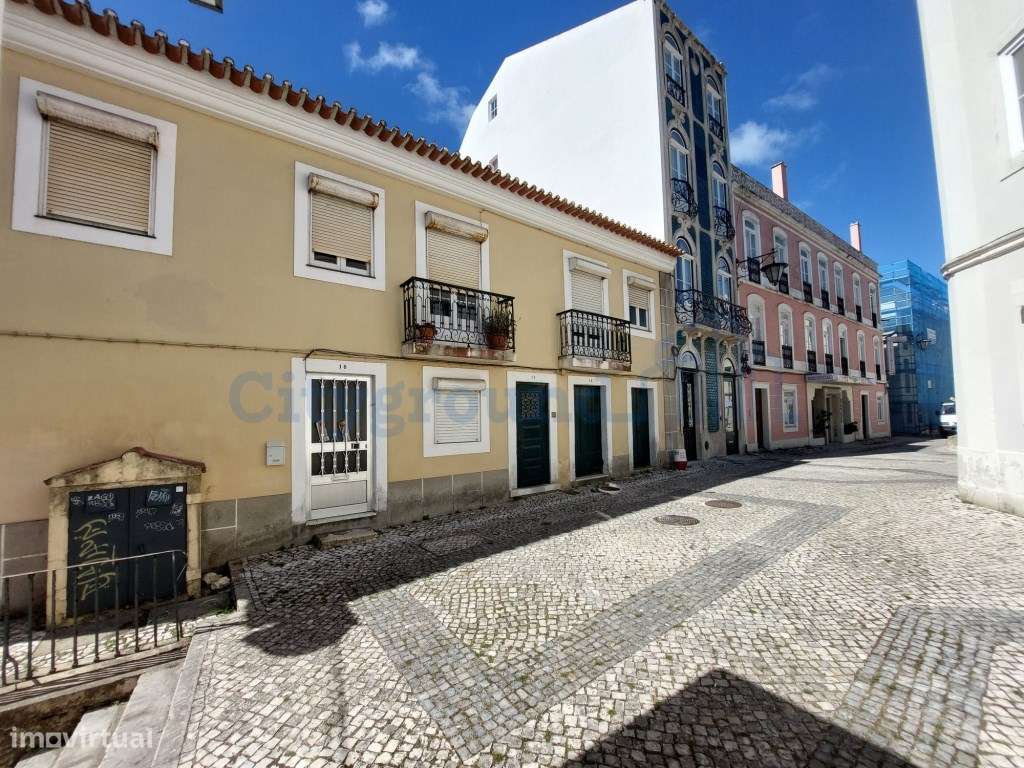 Prédio devoluto para reabilitação - junto à icónica Praça da Fruta ...-5