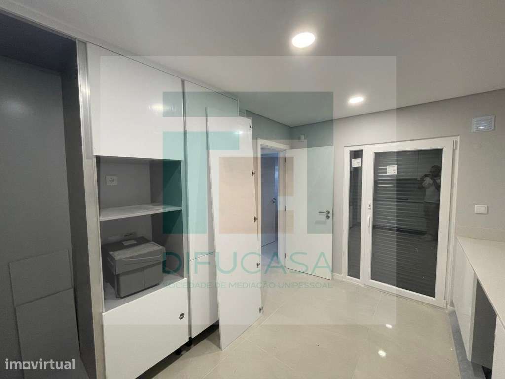 Moradia Com Garagem e Piscina Pronta a Habitar-5