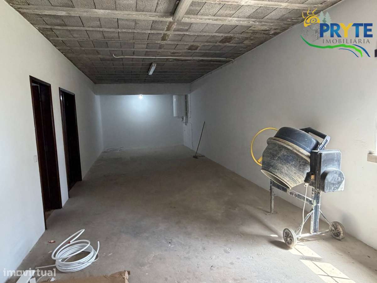 Moradia em Excelentes Condições com Amplo Terreno - Oportunidade Única-57