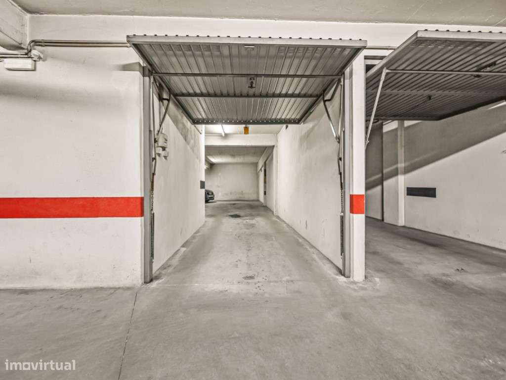 Apartamento T3 com Varanda e Garagem Box, na Quinta da Piedade-24