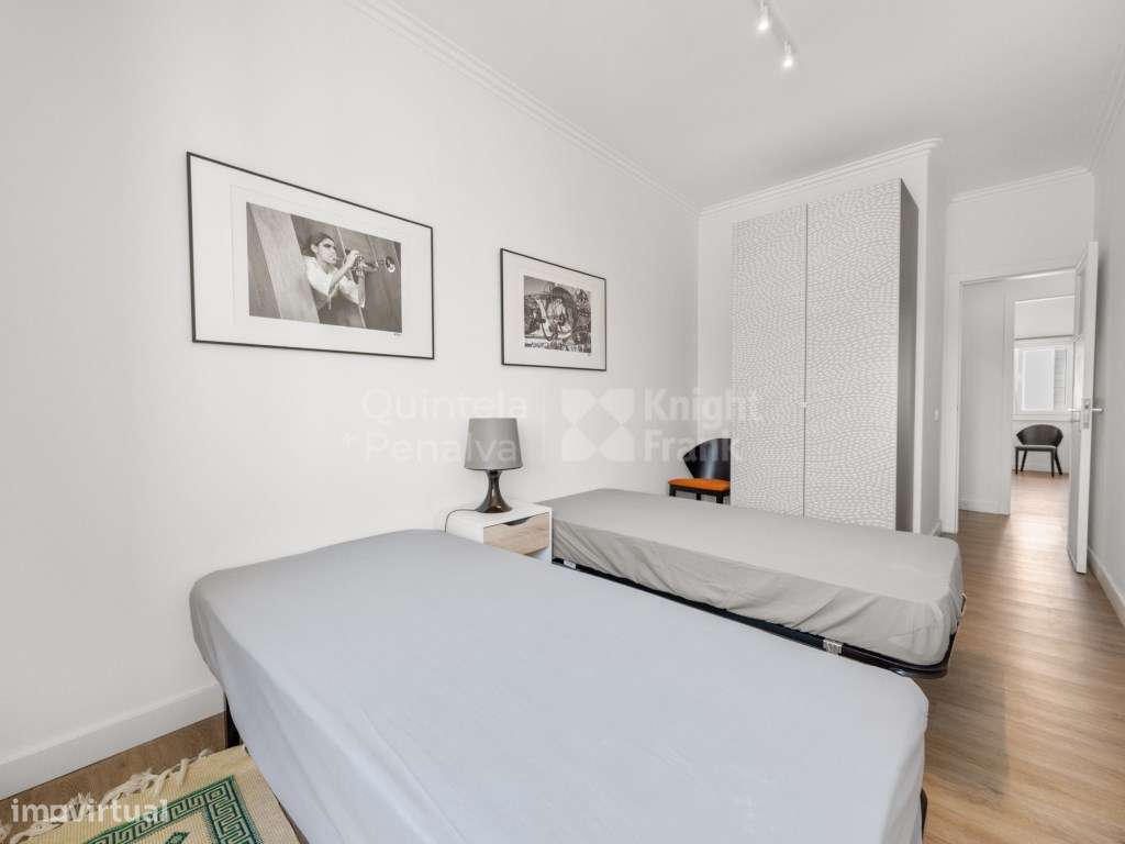 Apartamento T2 renovado com varanda em Arroios-23