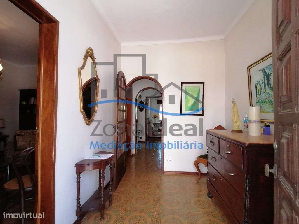 MORADIA COM 2 PISOS , OITO DIVISÕES, GARAGEM E LOGRADOURO - LOCALIZ...-10