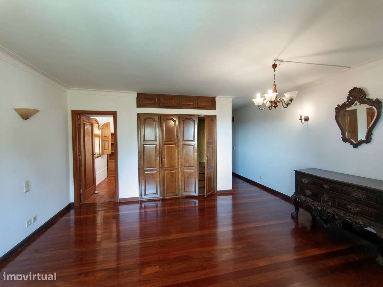 Moradia T4 com piscina e jardins-16