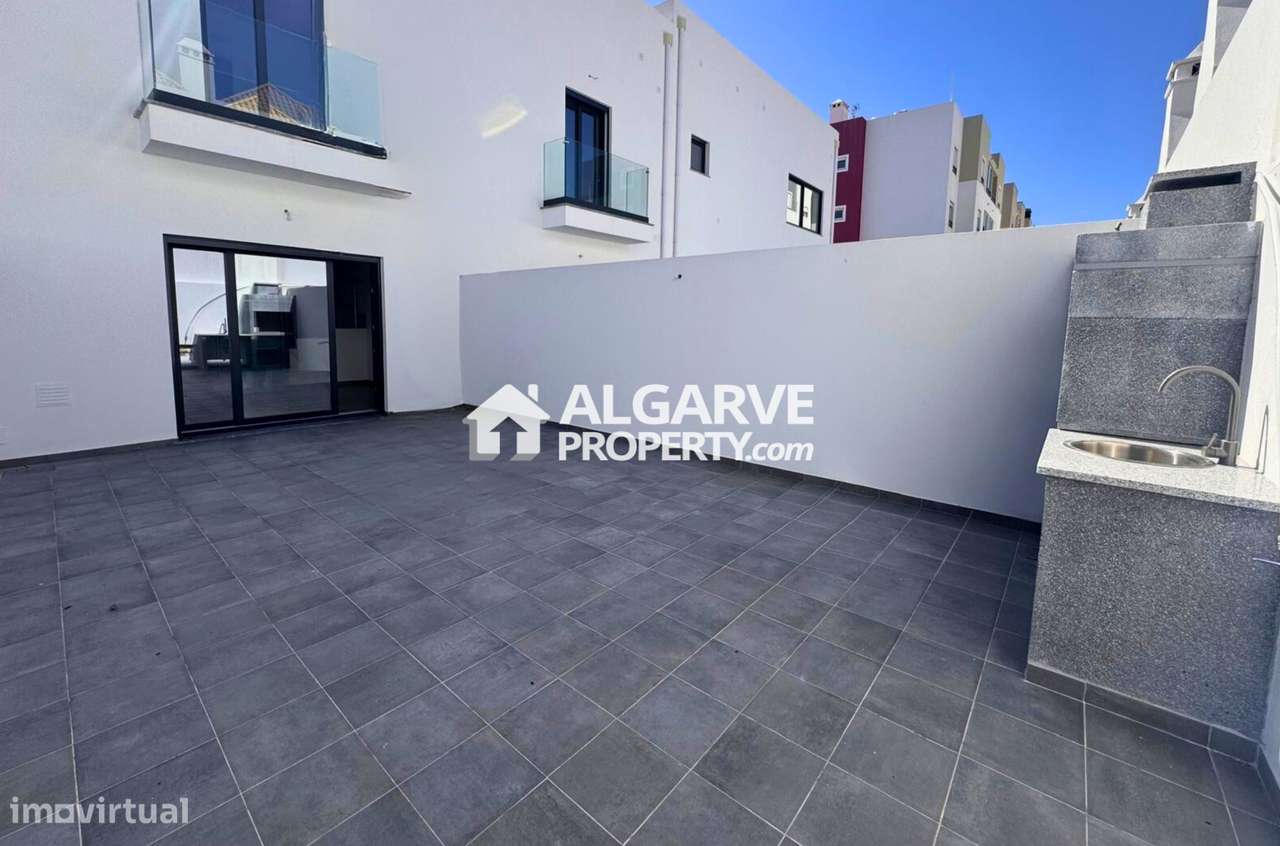 Moradia geminada V2 a poucos passos de cafés e restaurantes com vista - Grande imagem: 5/21