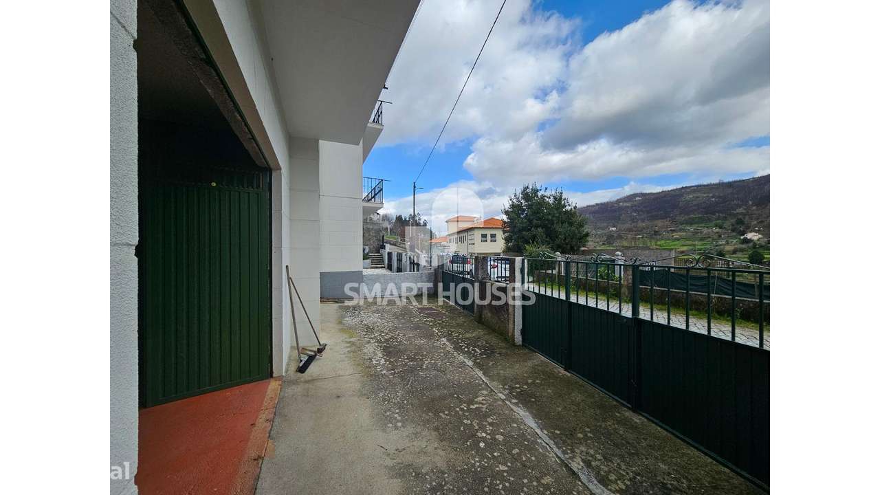 Moradia T3+1 em Avô c/ terreno-32