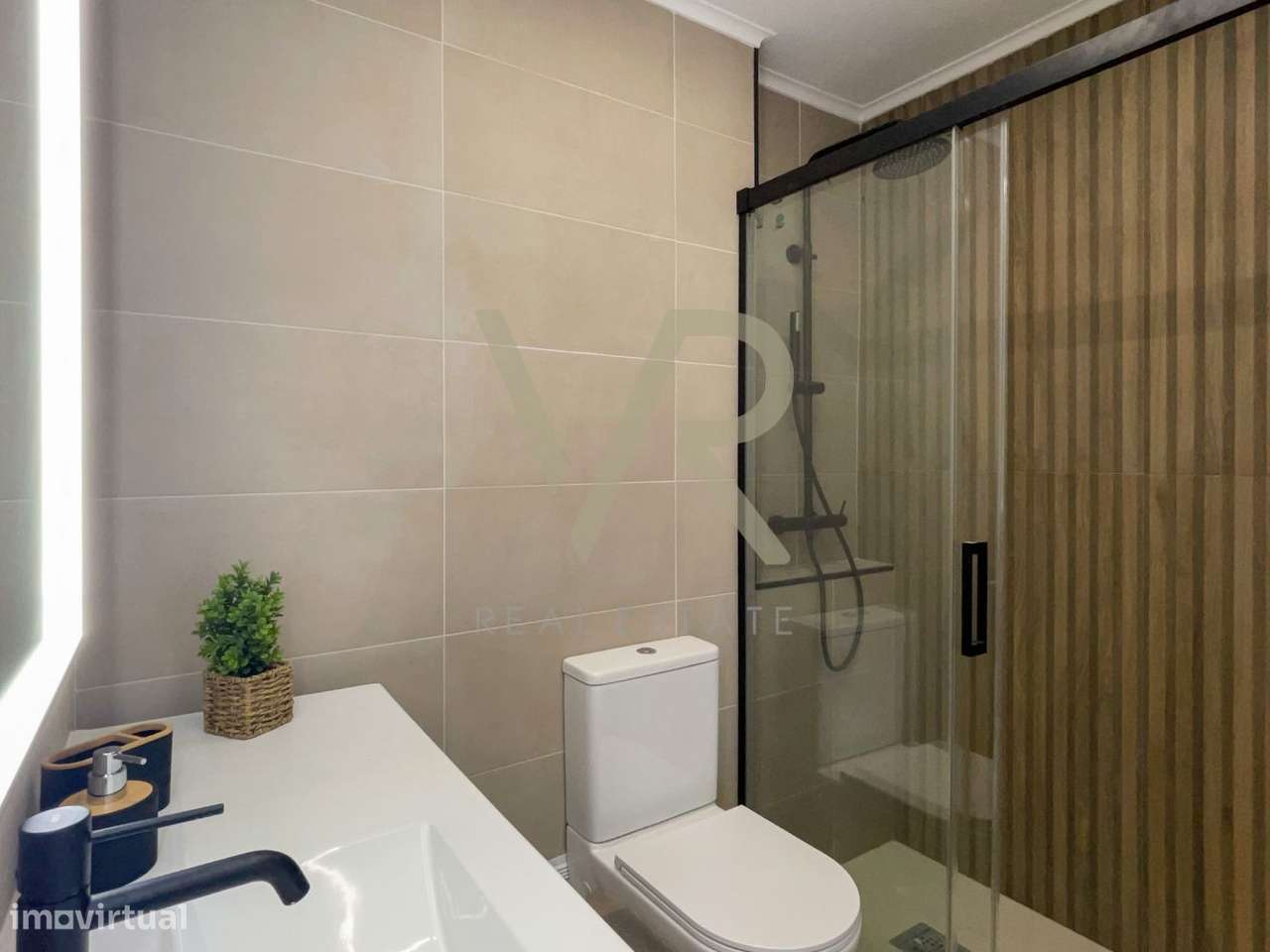 Apartamento T2 no centro de Almada-6