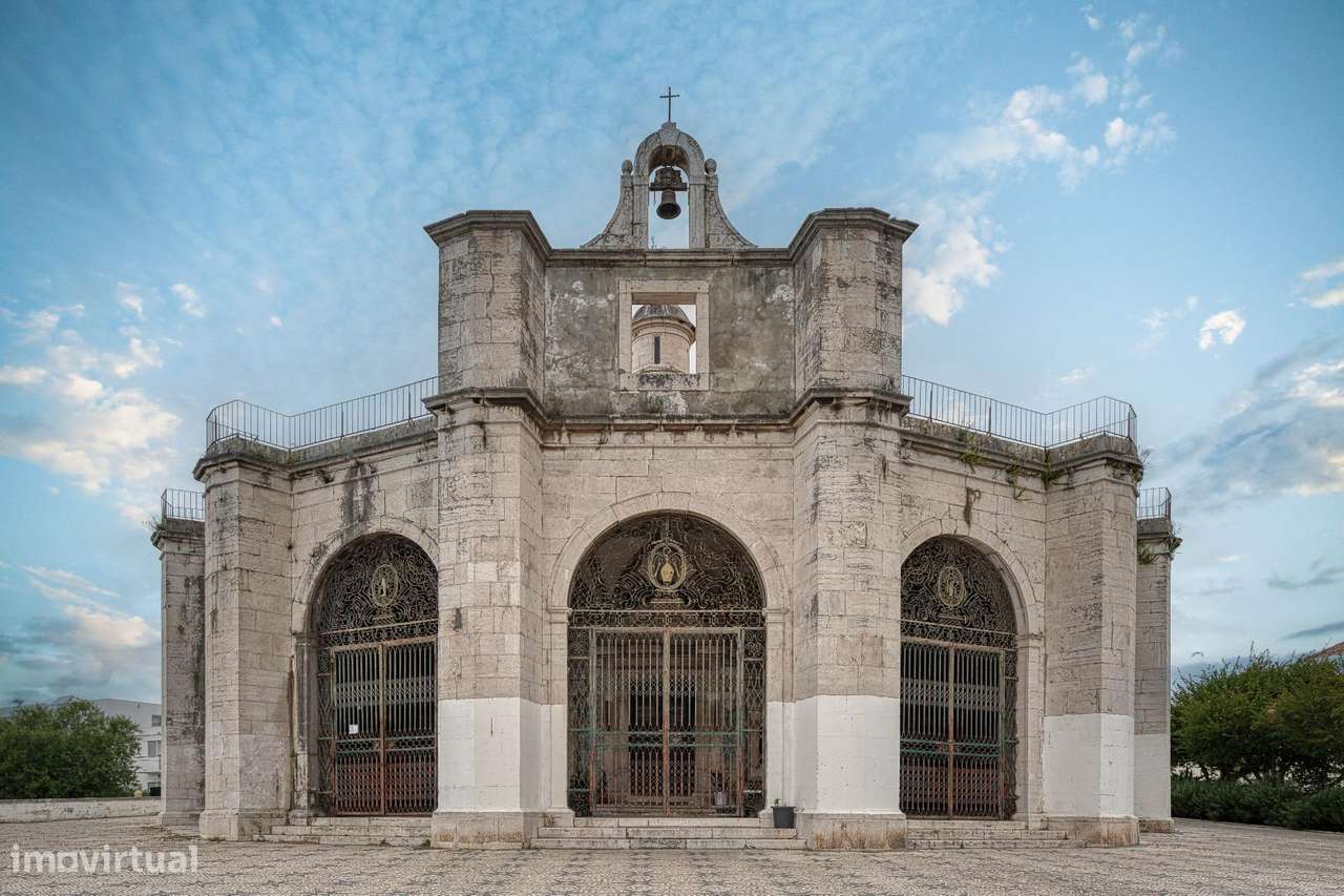 Apartamento T2 Renovado no Último Andar em Alcântara-27