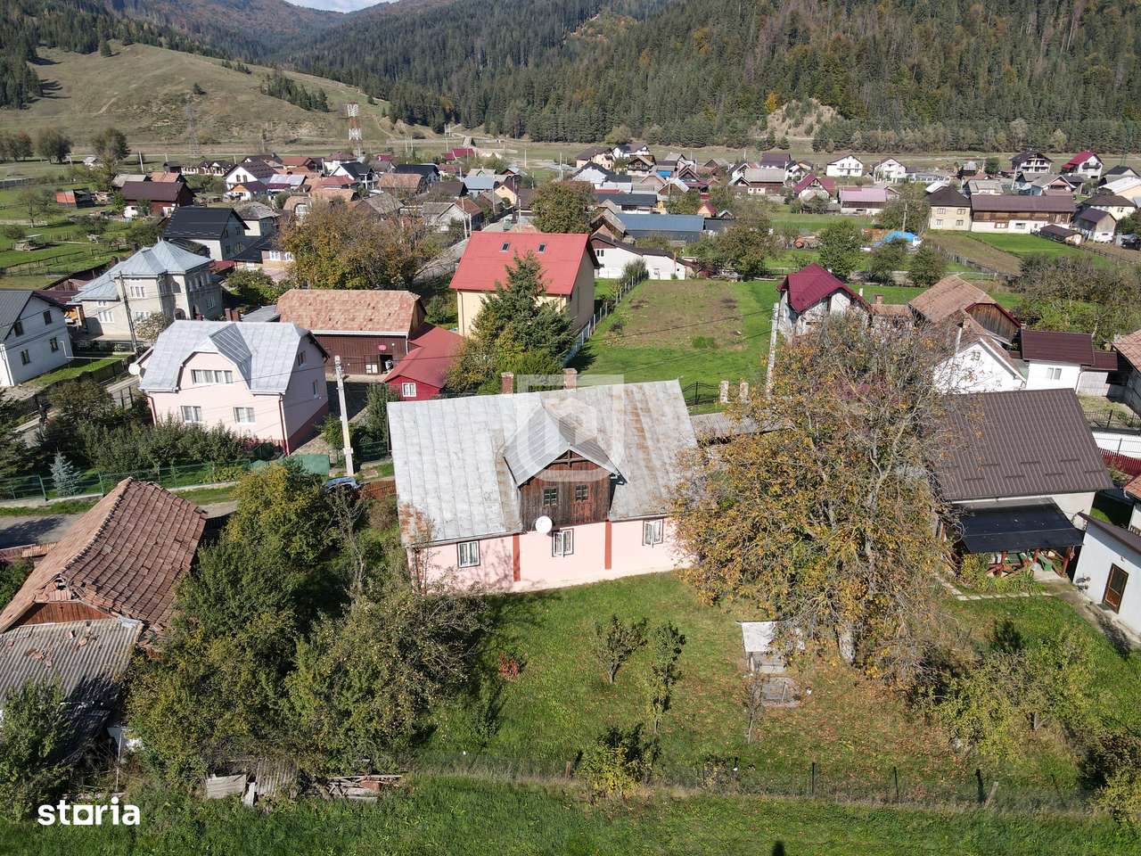 Casa traditional bucovineana la poalele muntilor Bucovinei - Imagine principală: 4/12