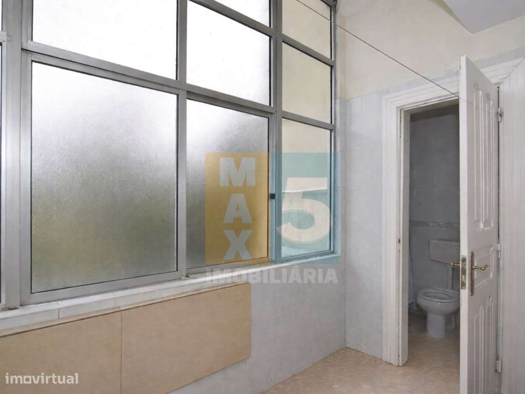 T2+1 com logradouro a 5 min a pé da Universidade Nova - Lisboa-16